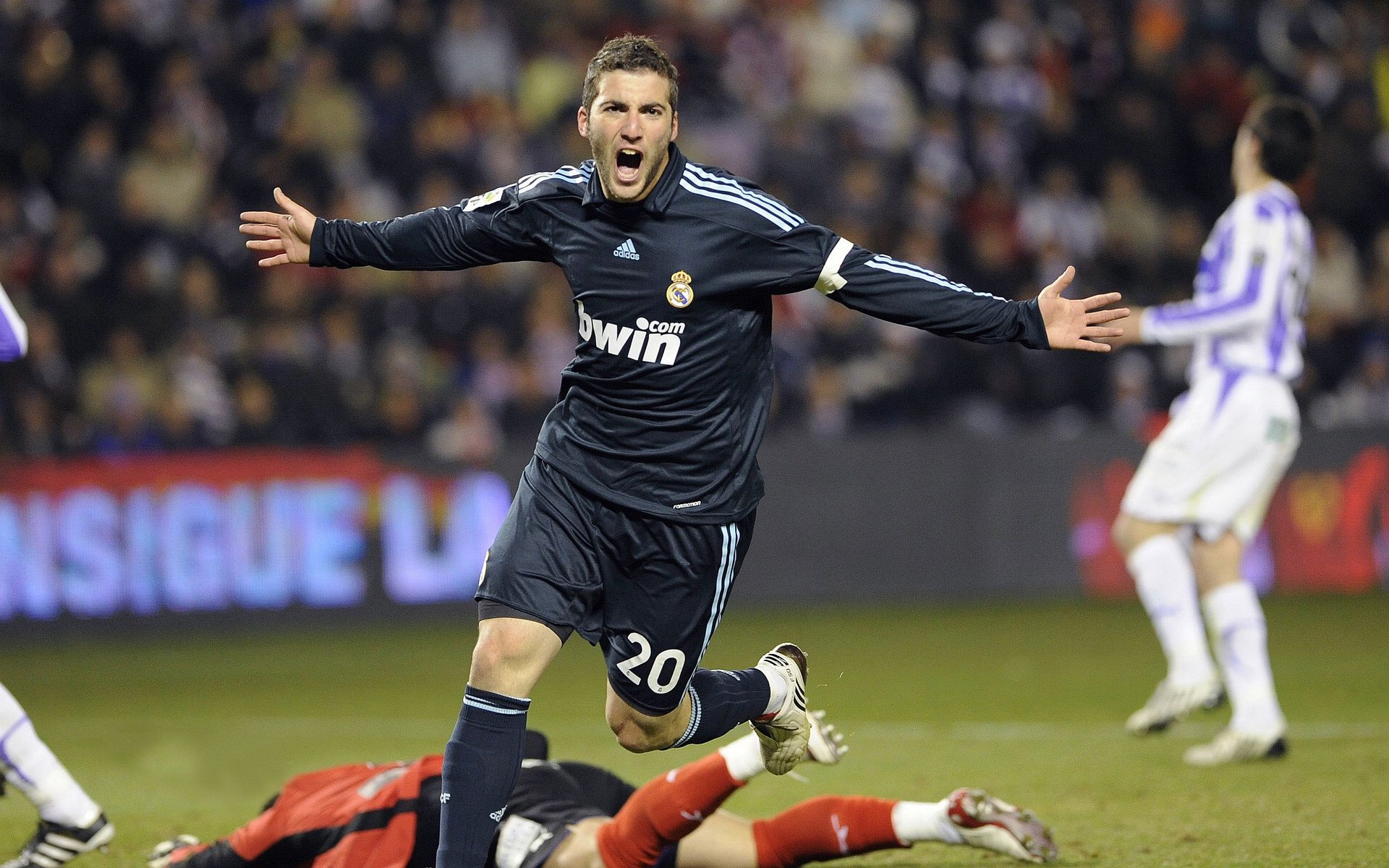 维尼修斯领衔的巴西风暴，如何复刻墨西哥绝杀AC米兰的奇迹之夜